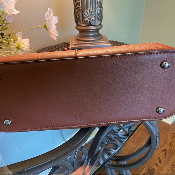 Bostanten Women Leather Shoulder Handbag (med) like new condition - Picture 4 of 15